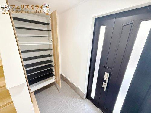 神戸市垂水区美山台１丁目２-３５の玄関|■現地写真■
たっぷり収納できるシューズボックス♪