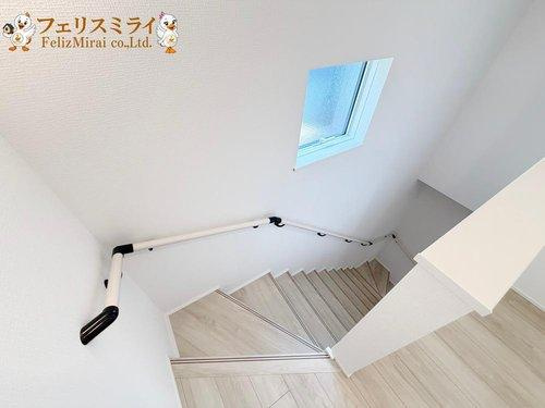 LiGNAGE　神戸市西区玉津町今津２５－１期の内装|■現地写真■
家族に優しい手すり付き階段♪手すりには安全のほかにも身体への負担の軽減という大きな役割があります♪