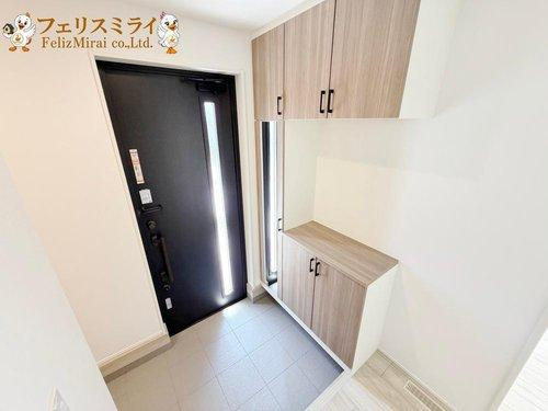 LiGNAGE　神戸市西区玉津町今津２５－１期の玄関|■現地写真■
たっぷり収納できるシューズボックス♪
玄関横には大容量のクローゼットが御座います♪