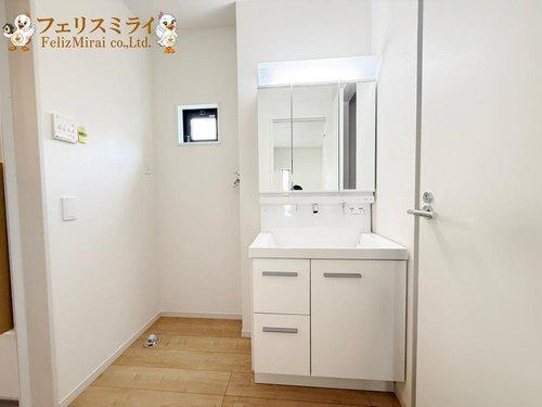 Terrechez　神戸市西区竹の台１期の洗面所|■現地写真・３号棟■
三面鏡の洗面化粧台♪
収納棚を置けるスペースが充分に御座いますので、タオルや着替えを置いておけるので非常に便利です♪