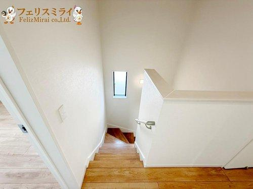 Terrechez　神戸市西区竹の台１期の内装|■現地写真・３号棟■
家族に優しい手すり付き階段♪手すりには安全のほかにも身体への負担の軽減という大きな役割があります♪
