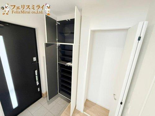 Terrechez　神戸市西区竹の台１期の玄関|■現地写真・３号棟■
たっぷり収納できるシューズボックス♪
すぐ横にはクローゼットが御座います♪