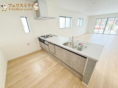 Terrechez　神戸市西区竹の台１期のキッチン|■現地写真・３号棟■
キッチン後ろのスペースは大変広々としています♪