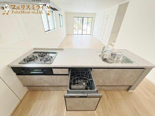 Terrechez　神戸市西区竹の台１期のキッチン|■現地写真・３号棟■
天板の広いキッチン♪
食洗器完備です♪