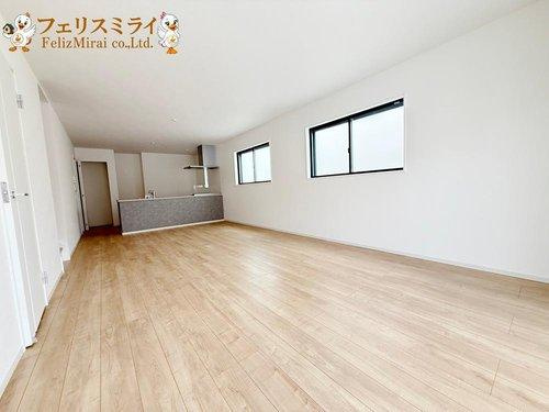 Terrechez　神戸市西区竹の台１期の居間・リビング|■現地写真・３号棟■
日当たり抜群で明るいリビングです♪