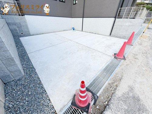 LiGNAGE　神戸市須磨区白川台６丁目２４－１期の玄関|■現地写真■
たっぷり収納できるシューズボックス♪
玄関横には大容量のクローゼットが御座います♪