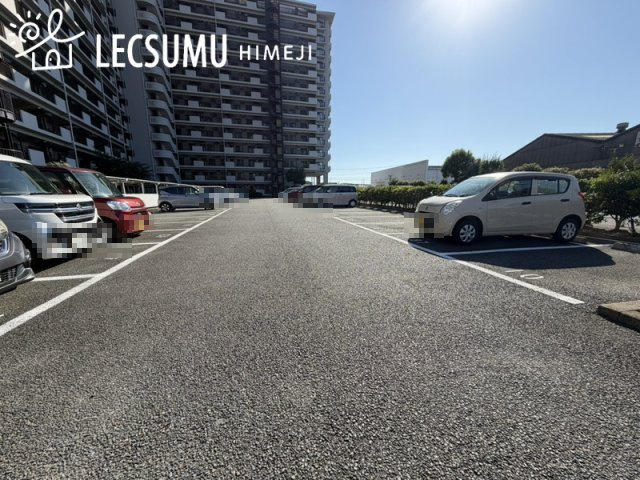 ネオハイツ姫路アメティ228の駐車場