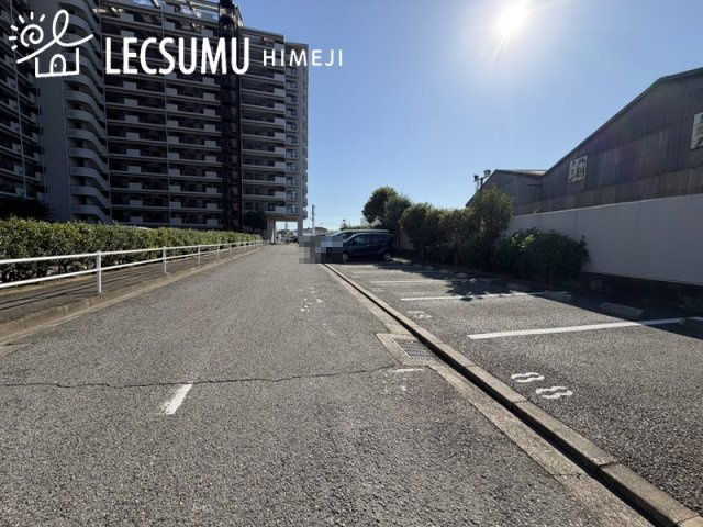 ネオハイツ姫路アメティ228の駐車場