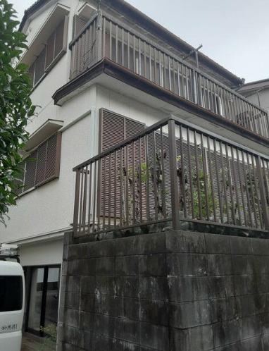 高知市西秦泉寺の中古一戸建の外観|落ち着いた色合いが印象的な3階建て住宅♪各階にバルコニーが設けられており、開放感のある外観が魅力です！ぜひ現地でご確認ください(^^)/