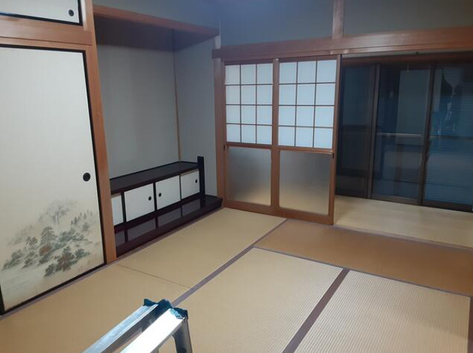 高知市西秦泉寺の中古一戸建の和室|畳のぬくもりを感じる落ち着いた和室♪寝室や客間、お子様のお昼寝スペースなど、ライフスタイルに合わせて幅広く活用できます！