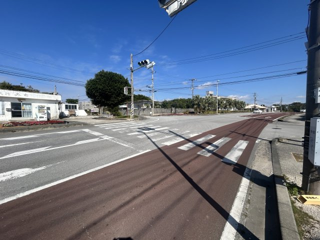 宜野座村字松田(Ｃ棟)の前面道路含む現地写真