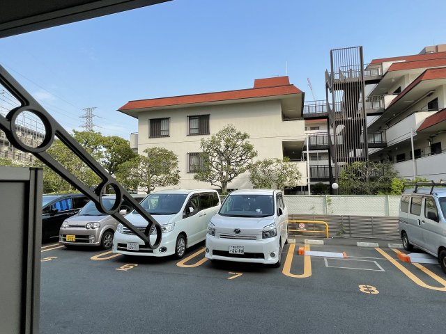 多摩市関戸２丁目のアパートの駐車場