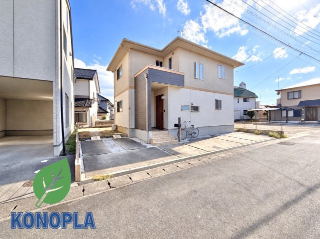 【中古戸建】足利市堀込町の外観|■外観｜室内の隅まで陽射しが差し込みやすい全居室南向き♪リビングやバルコニーからお子様の遊ぶ姿を見守ることができます。