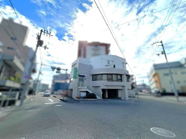 「店舗付き」高知市桟橋通1丁目　中古一戸建ての前面道路含む現地写真|閑静な住宅街に位置。スーパーや公共施設も近く、生活に便利なエリアです。