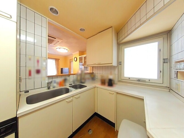 「店舗付き」高知市桟橋通1丁目　中古一戸建てのキッチン|お料理が楽しくなる、広々としたカウンターキッチン。収納も充実しています。