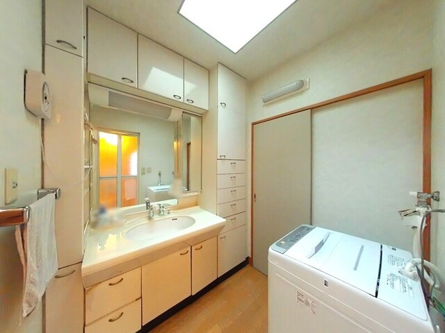 「店舗付き」高知市桟橋通1丁目　中古一戸建ての独立洗面台|朝の身支度もスムーズにできる、ゆとりのあるシャワー付き洗面化粧台。