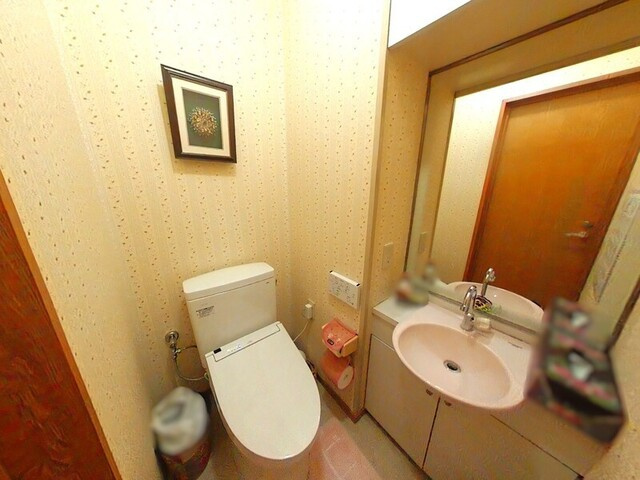 「店舗付き」高知市桟橋通1丁目　中古一戸建てのトイレ|温水洗浄便座付きで快適♪棚もあり小物収納に便利です。