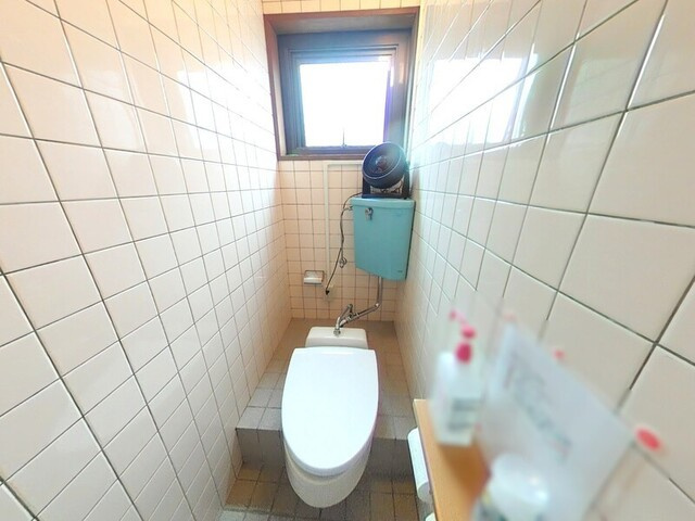 「店舗付き」高知市桟橋通1丁目　中古一戸建てのトイレ|窓があり明るく衛生的。独立した清潔感のあるトイレです。