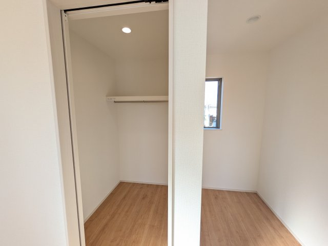 土浦市真鍋5丁目2086番　新築戸建て　A号棟の収納|大容量のウォークインクローゼット。衣類はもちろん、スーツケースや季節の家電もまとめて収納でき、居室空間をすっきりと保ちます。