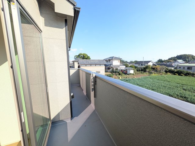 土浦市真鍋5丁目2086番　新築戸建て　A号棟のバルコニー|洗濯物も布団もまとめて干せるワイド設計。
広々としたワイドバルコニーで、家事の効率が上がり、日々の暮らしが快適になります。