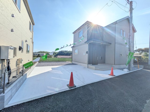 土浦市真鍋5丁目2086番　新築戸建て　A号棟の前面道路含む現地写真|現地完成済で建物や駐車場、お庭も全てご覧いただけます。。
本日のご見学も可能です♪
お気軽にお電話またはお問い合わせください。