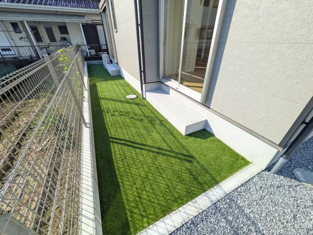土浦市真鍋5丁目2086番　新築戸建て　A号棟の庭|リビングに明るい光を届ける南庭。
お子様の遊び場やペットのスペースとしても最適です。
室内外で心地よい暮らしが叶います。