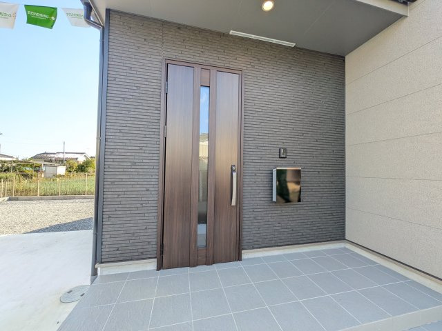 土浦市真鍋5丁目2086番　新築戸建て　A号棟の玄関|お洒落な玄関ドアと洗練された外壁デザイン。家の顔にふさわしい上質な佇まいで、ご家族やお客様を迎えます。