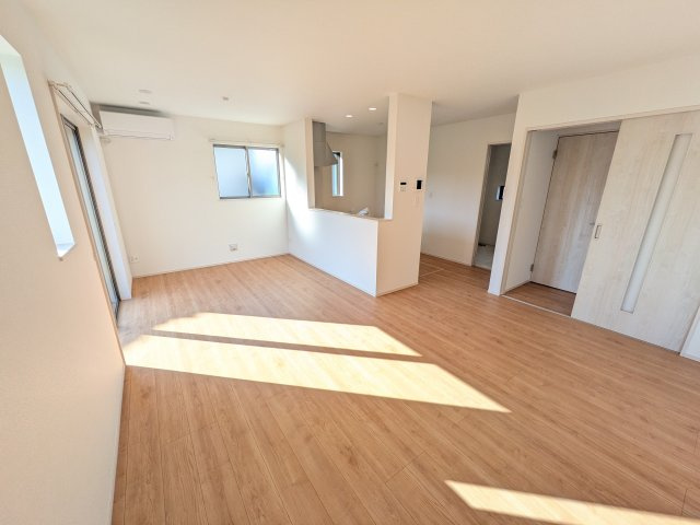 土浦市真鍋5丁目2086番　新築戸建て　A号棟の居間・リビング|居心地の良いデザインと機能性を両立。ご友人を招いたり、趣味を楽しんだり、様々なシーンで活躍する団らんの中心地です。