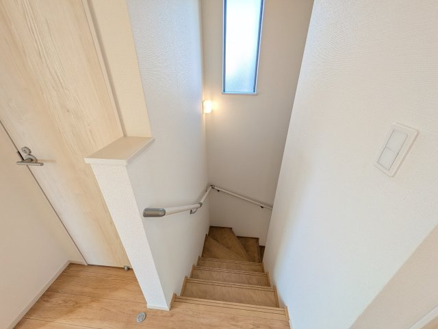 土浦市真鍋5丁目2086番　新築戸建て　A号棟の内装|窓付きで明るい階段は、手すり付きでお子様からご年配の方まで安心して上り下りができます♪