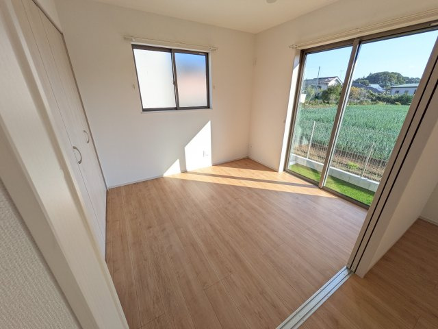 土浦市真鍋5丁目2086番　新築戸建て　A号棟の洋室|リビングと繋がる多目的スペース。引き戸を開ければ広々LDK、閉じれば客間や書斎、お子様の遊び場に早変わりします。