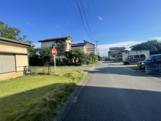 -三丁目不動産-　寄居町桜沢　売土地の前面道路含む現地写真