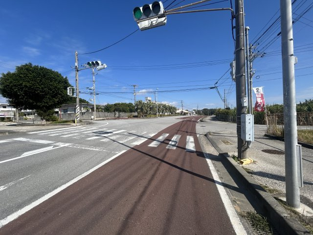 宜野座村字松田(Ａ棟)の前面道路含む現地写真