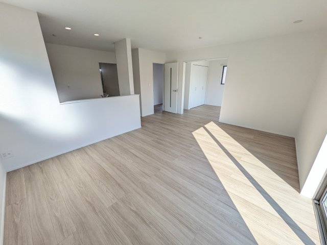 土浦市真鍋5丁目2086番　新築戸建て　B号棟の居間・リビング|家族の会話が自然と弾む、広々としたゆとりのLDK。南向きの窓からたっぷりの光が射し込む明るく快適な空間です。