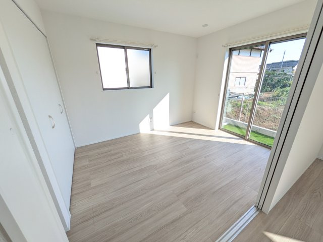 土浦市真鍋5丁目2086番　新築戸建て　B号棟の洋室|リビングと繋がる多目的スペース。引き戸を開ければ広々LDK、閉じれば客間や書斎、お子様の遊び場に早変わりします。
