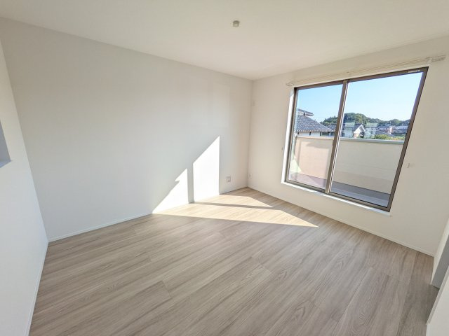土浦市真鍋5丁目2086番　新築戸建て　B号棟の洋室|バルコニーに面した２面採光で明るく開放的な洋室です♪