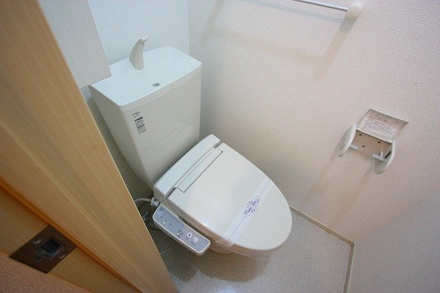 朝倉郡筑前町篠隈のアパートのトイレ|落ち着いた色調のトイレです
