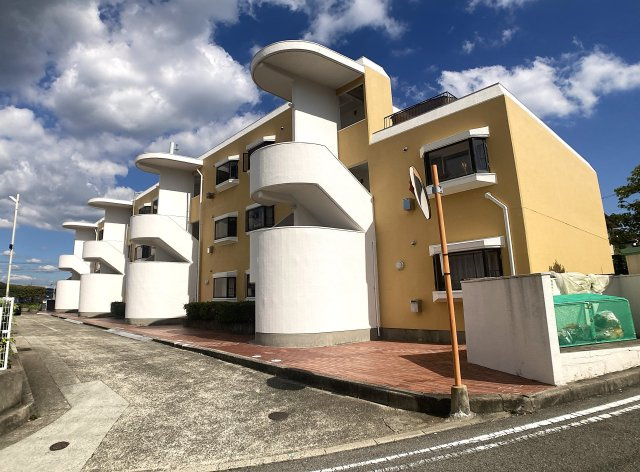 ガーデンハイツ鈴蘭の外観|閑静な住環境、低層の綺麗なマンション