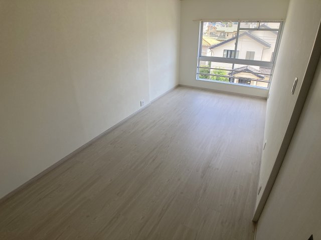 ガーデンハイツ鈴蘭の内装|広々した洋室8帖のお部屋です