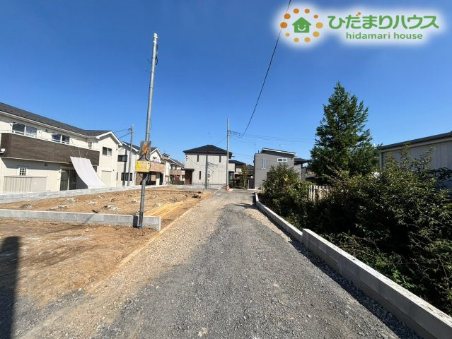 鴻巣市滝馬室　新築戸建　ブルーミングガーデン　02の前面道路含む現地写真