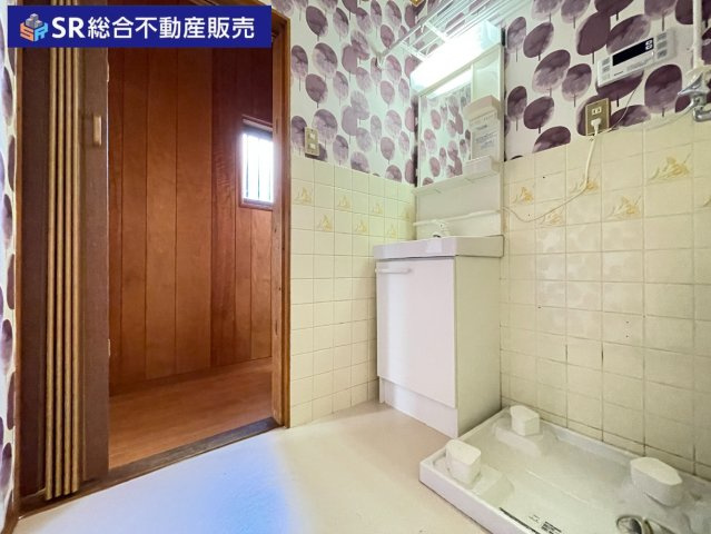 六万寺町1丁目中古戸建の脱衣所|室内洗濯機置場があるので脱いだ衣服はそのまま洗濯機へ入れることができます！