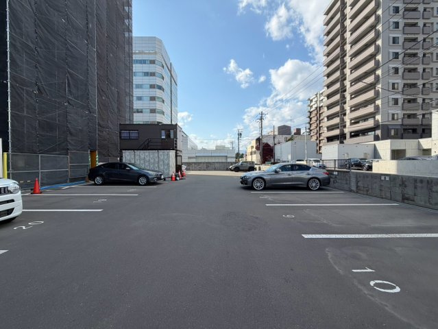 ライオンズマンション北6条の駐車場