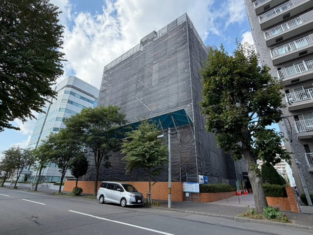 ライオンズマンション北6条の外観|現在大規模修繕工事中。