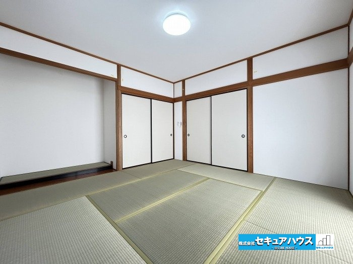 【中古戸建】大府市森岡町5丁目の和室|【1階和室】
♦お昼寝スペースやプレイルーム、さらには来客時の客間としてもマルチに大活躍。
大容量の押し入れ付きで、お布団や衣類もすっきり片付きます。