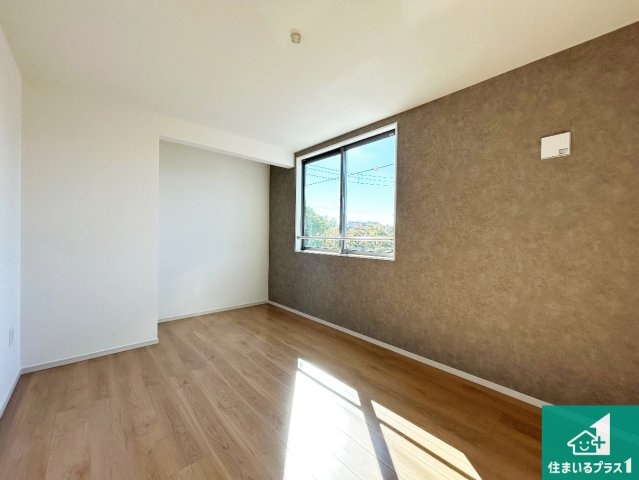 ■尼崎市尾浜町　第1期　新築一戸建ての洋室|寝室は心地よい眠りについてもらいたくて、シンプルかつ開放的な空間な設計にしています！大きな窓から差し込む日が心地いいです♪