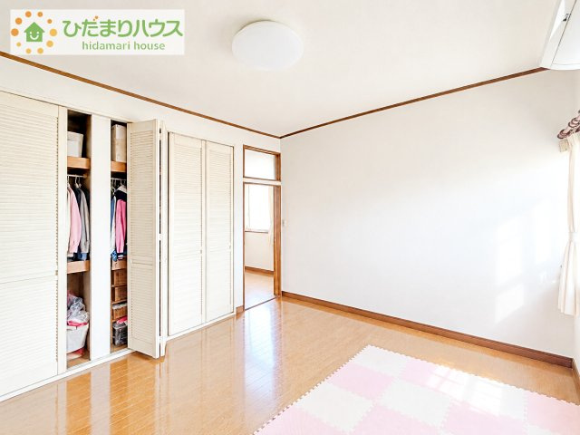 【洋室】 | 牛久市中央１丁目　中古戸建 | 収納が多い部屋は何でも使えますね！
※写真には加工を加えております。