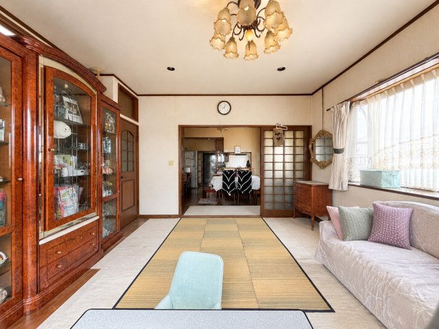 【居間・リビング】 | 牛久市中央１丁目　中古戸建 | 毎日の暮らしを豊かにする、開放感あふれたリビング♪
※写真には加工を加えております。