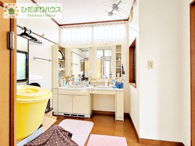 【独立洗面台】 | 牛久市中央１丁目　中古戸建 | 大きな独立洗面台は、毎日の身支度がスムーズにできます！
※写真には加工を加えております。