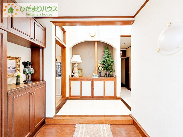 【玄関】 | 牛久市中央１丁目　中古戸建 | 広い玄関は、住まいの顔にふさわしい！
※写真には加工を加えております。