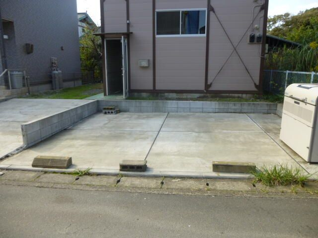 井上事務所・倉庫の駐車場
