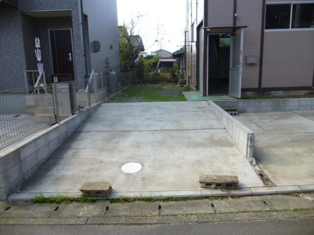 井上事務所・倉庫の駐車場